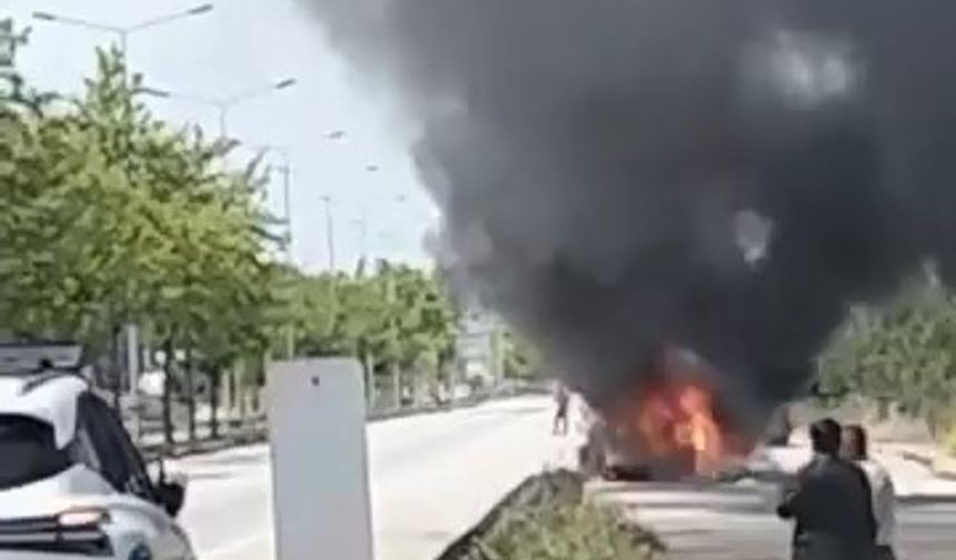 Bursa’da seyir halindeki otomobil alev alev yandı