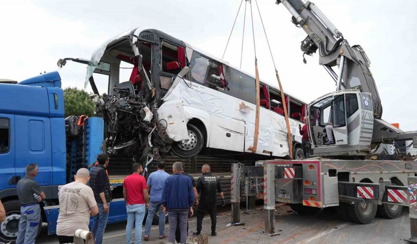 Çanakkale’de 8 kişinin öldüğü kazada enkaza dönen otobüs vinç yardımıyla olay yerinden kaldırıldı