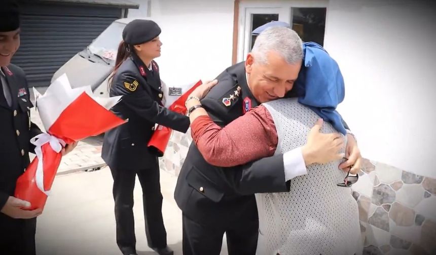 Çanakkale’de jandarmadan anlamlı Anneler Günü ziyareti