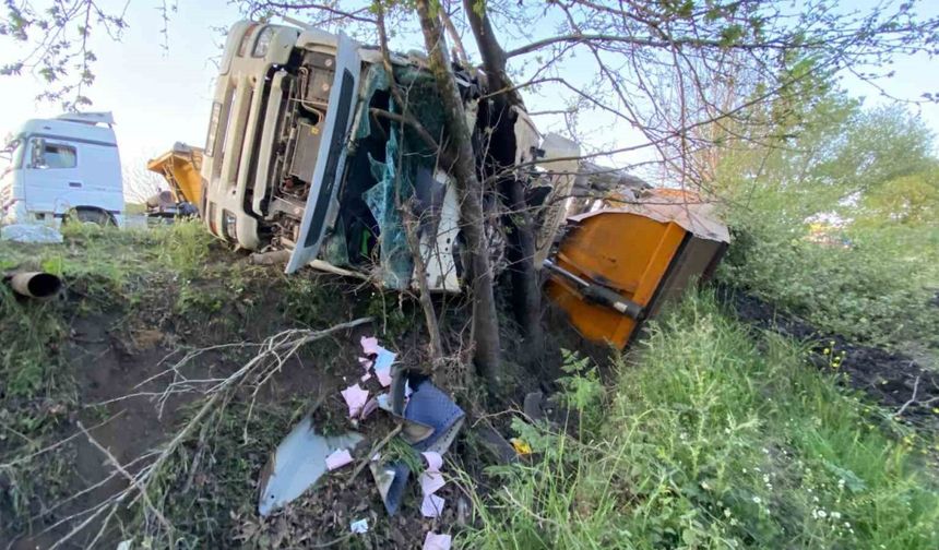 Çan’da kömür yüklü kamyon devrildi, sürücü yaralandı