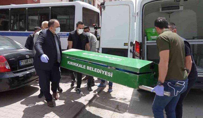 Çilingirle girdiği evde korkunç manzarayla karşılaştı: Derin dondurucularda bulunan poşetlerden erkek cesedi çıktı
