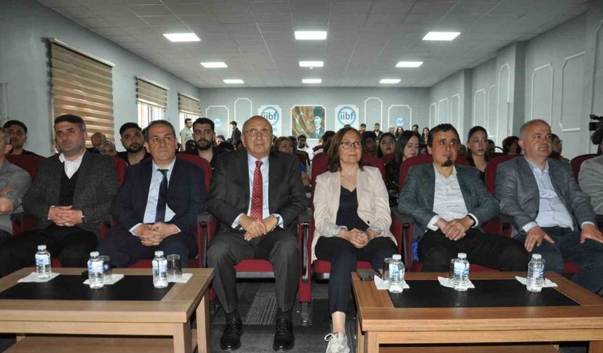 Çimentaş Yönetim Kurulu Başkanı Taha Aksoy deneyimlerini öğrencilerle paylaştı
