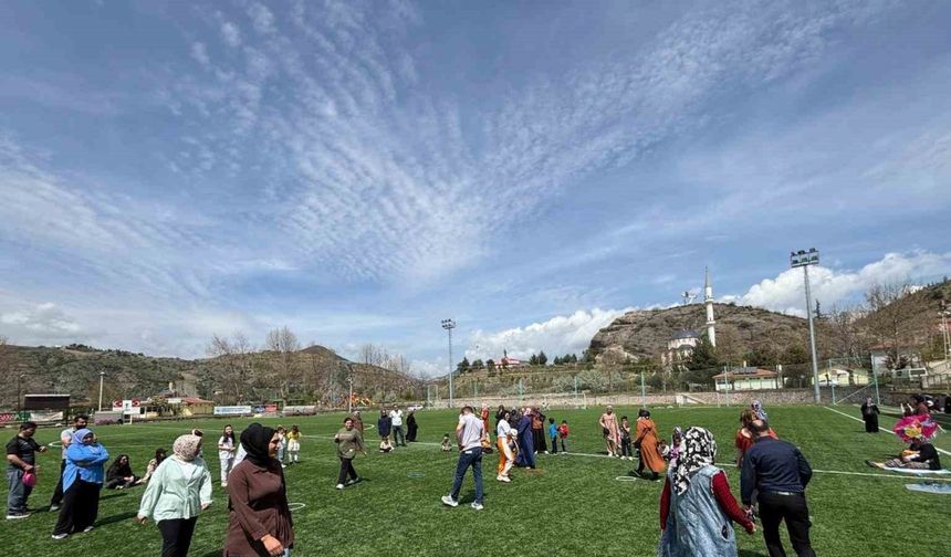 Çocuklar ve aileleri stadyumda buluştu, oyun oynayarak eğlendi