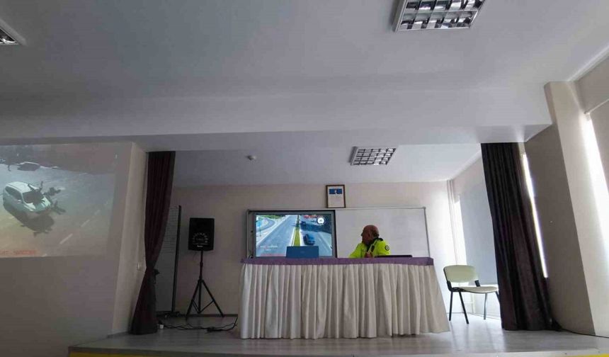 Çorum’un Alaca ilçesinde lise öğrencilerine motosiklet güvenliği semineri