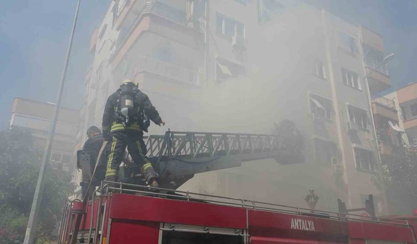 Dairede çıkan yangın apartmanı dumana boğdu