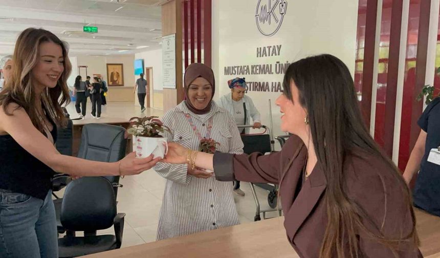 Depremzede kadınların Anneler Günü, hediye çeki ve çiçeklerle kutlandı