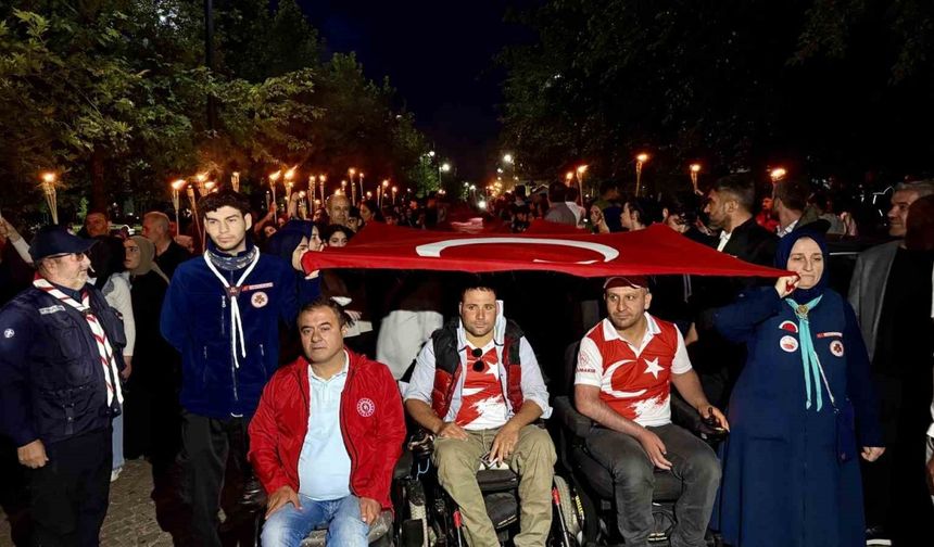 Diyarbakır’da Türk bayraklı "Fener Alayı" yürüyüşü yapıldı
