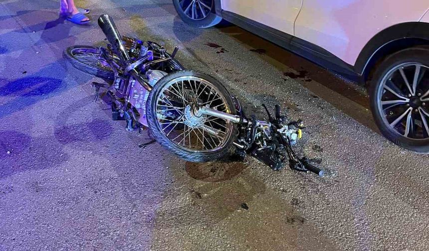 Dörtyol’da otomobille çarpışan motosiklet hurdaya döndü: 1’i ağır 2 yaralı