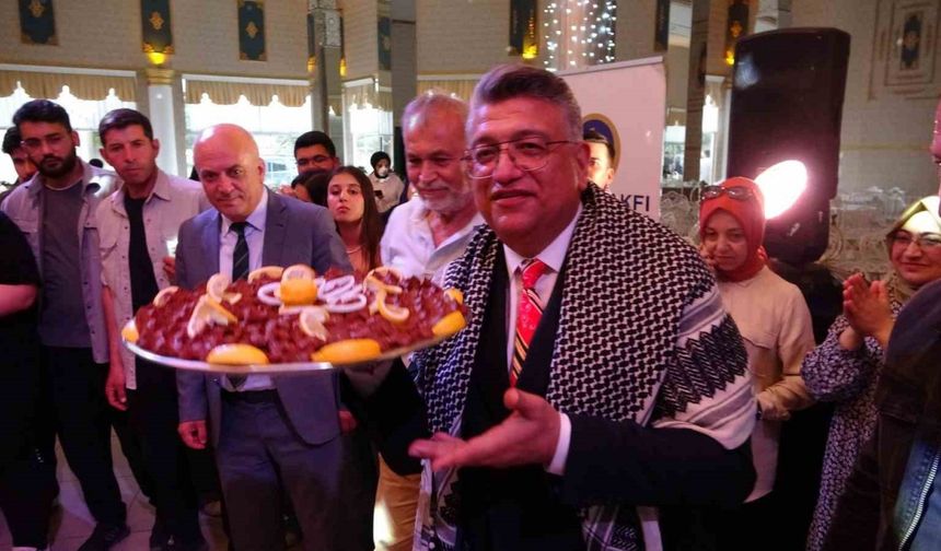 DPÜ Rektörü, öğrencilerle çiğ köfte yoğurdu, halay çekti
