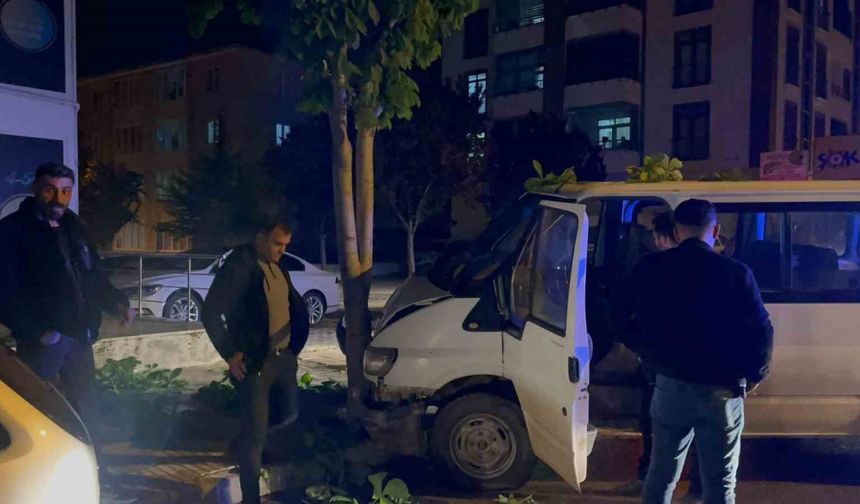 "Dur" ihtarına uymayan ehliyetsiz sürücünün kullandığı araç ağaca çarptı: 38 bin TL ceza yedi