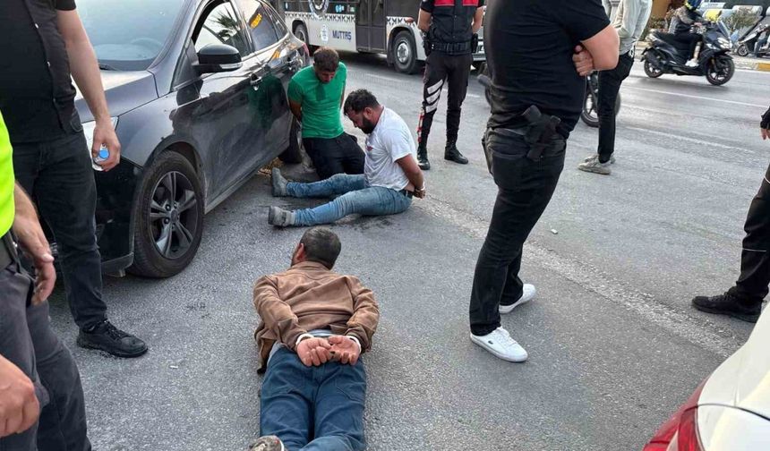 Durdurulan araçtaki şahıslar polise saldırdı: 2 yaralı, 3 gözaltı