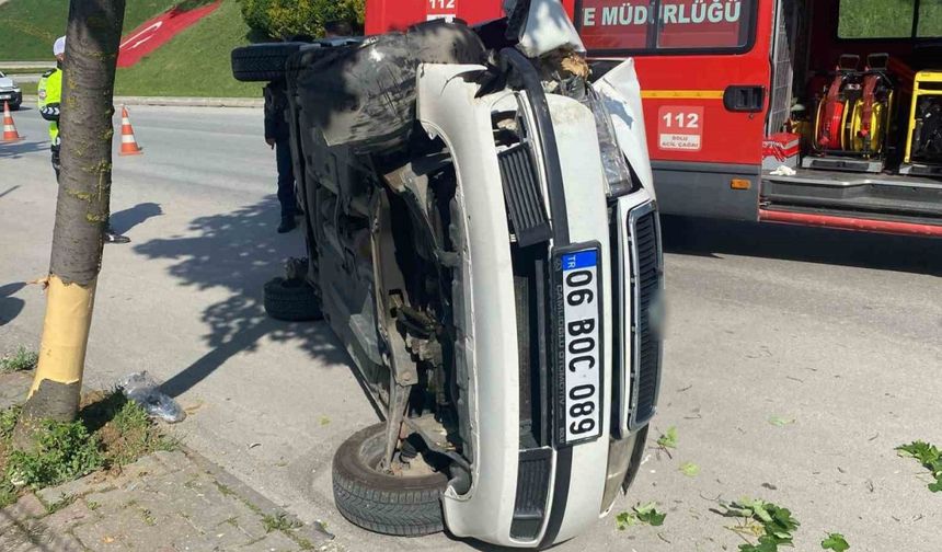 Düz giderken ağaca çarpıp devrildi: O anlar kamerada