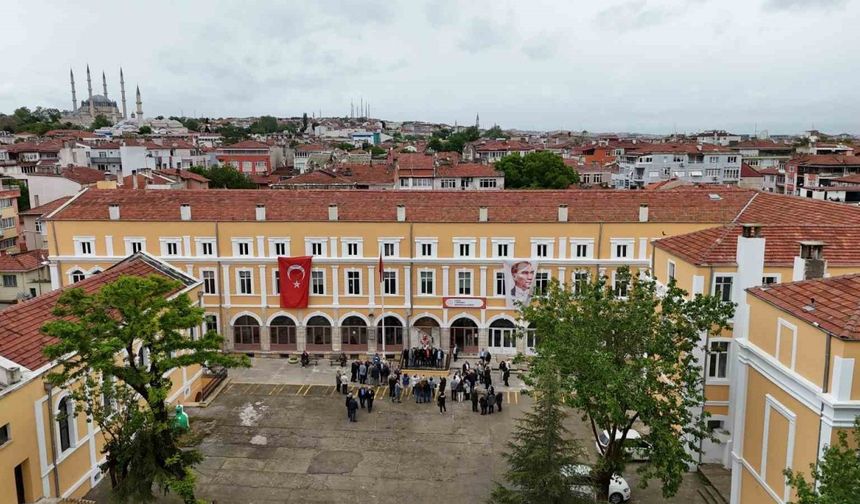 Edirne’de 50 yıl önce mezun olan öğrenciler yeniden buluşmanın mutluluğunu yaşadı