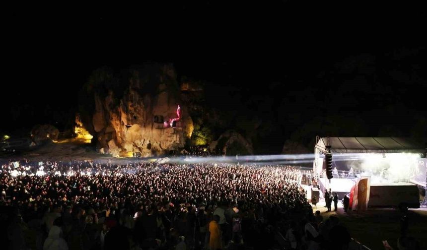 Ekin Uzunlar, Ayazini Frig Vadisi’nde unutulmaz bir konser verdi
