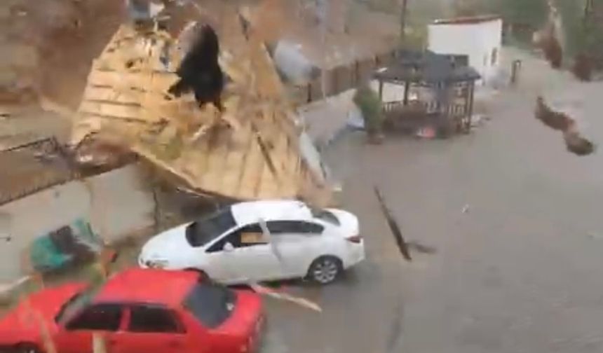 Elazığ’da fırtınadan uçan çatı araçların yanına düştü