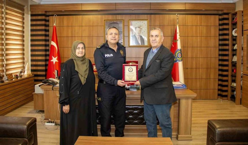 Emekliye ayrılan meslektaşına vefa plaketi
