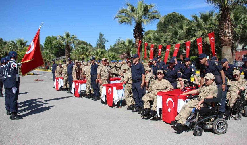 Engelli bireyler temsili askerlikle üniforma giyerek yemin etme gururunu yaşadı