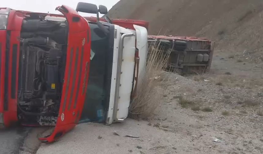Erzincan’da beyaz eşya yüklü tır devrildi