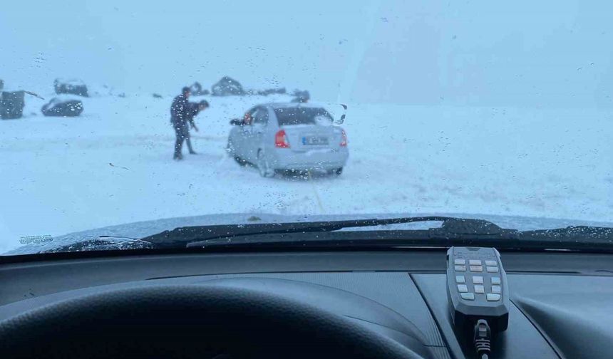 Erzurum’da araçlar karlı yolda kaldı, offroadçular yardıma koştu