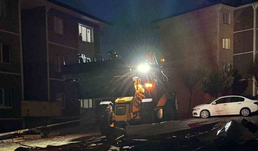 Etrafa dağılan çatı parçaları yoldan kaldırıldı