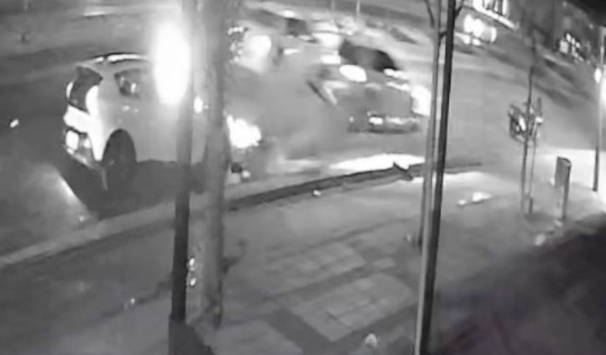 Feci kaza kamerada... Hızla gelen araç, otomobil ve motosiklete çarptı: 1’i ağır 2 yaralı