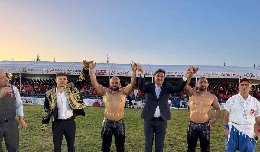 Fethiye’de yağlı güreşlerin kazananı Feyzullah Aktürk oldu