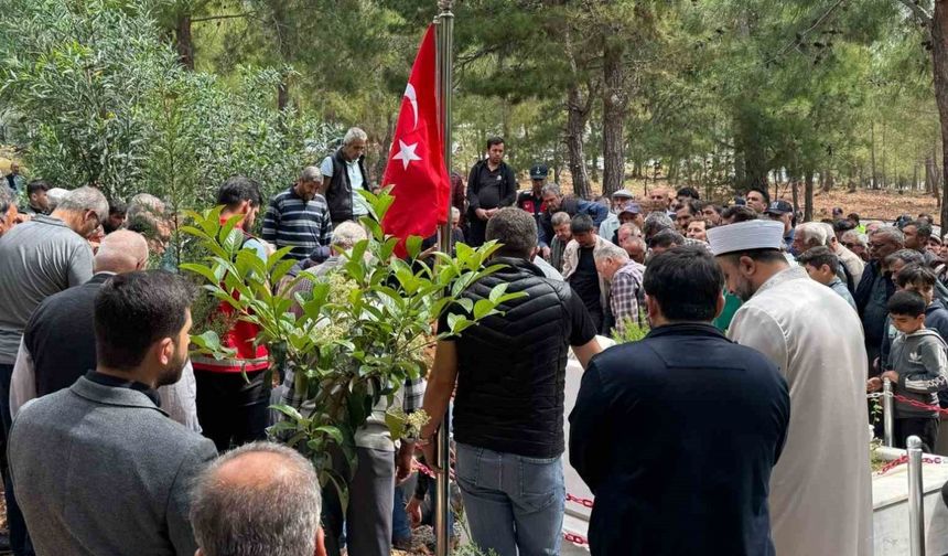 Gara şehidinin vefat eden annesi, oğlunun yanına defnedildi