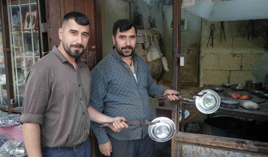 Gaziantep’te 3’üncü kuşak kalaycı ikizler, mesleği yaşatıyor