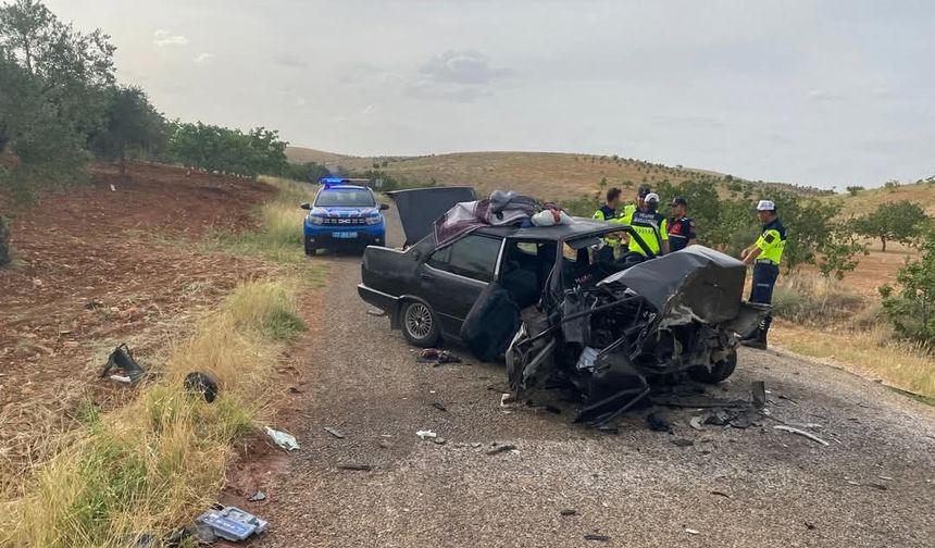 Gaziantep’te iki otomobil kafa kafaya çarpıştı: 1’i ağır 8 yaralı