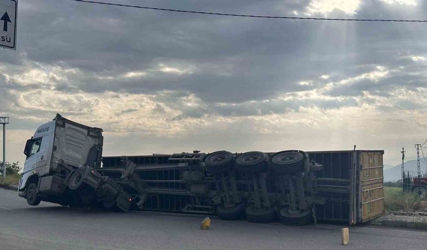 Gaziantep’te pamuk yüklü tırın dorsesi yan yattı