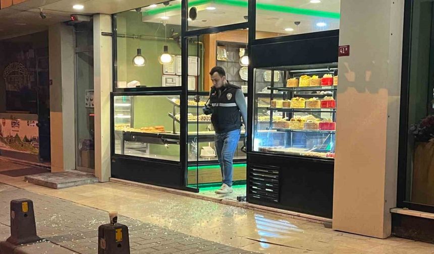 Gaziosmanpaşa’da husumetlisinden kaçarak kafeye saklanan genç, silahlı saldırıda yaralandı