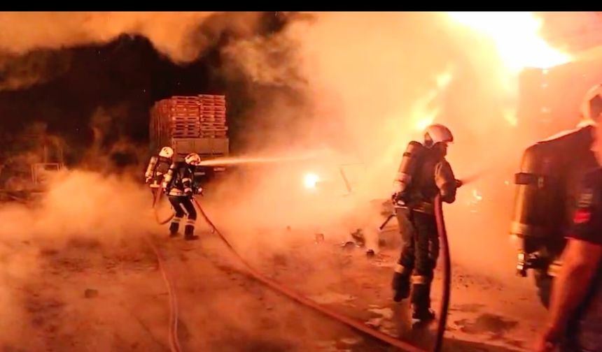 Gebze’de palet deposunda yangın paniği