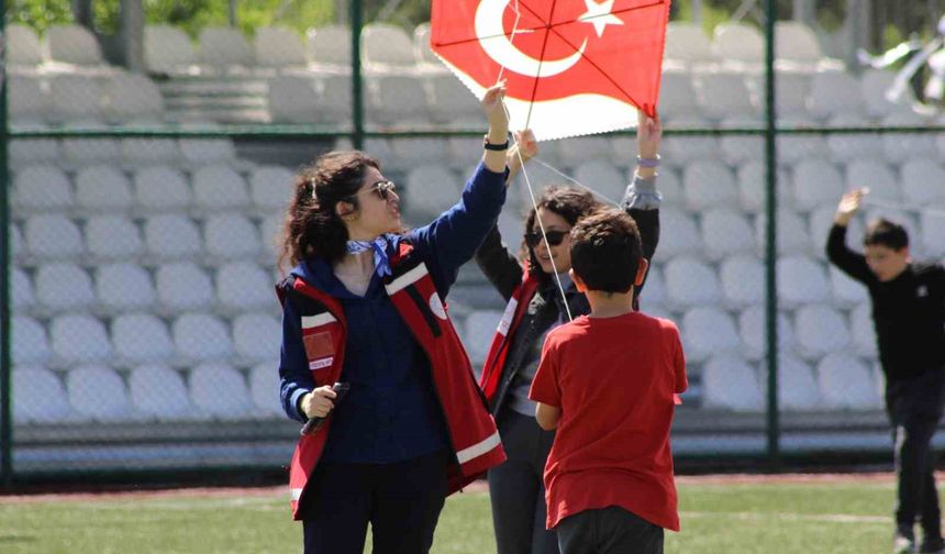 Gençler, çocuklar ve özel bireyler uçurtma şenliğinde buluştu