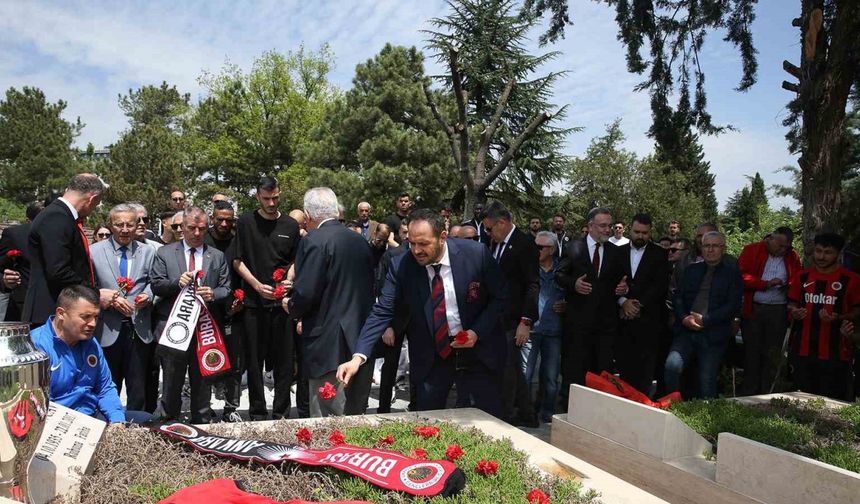 Gençlerbirliği camiası, İlhan Cavcav’ın mezarını ziyaret etti