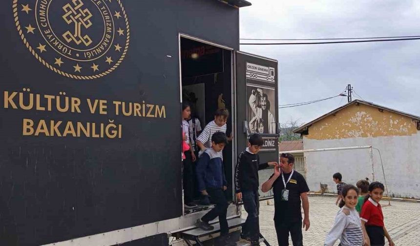 Gezen Sinema Tırı Baskil’de çocuklarla buluştu