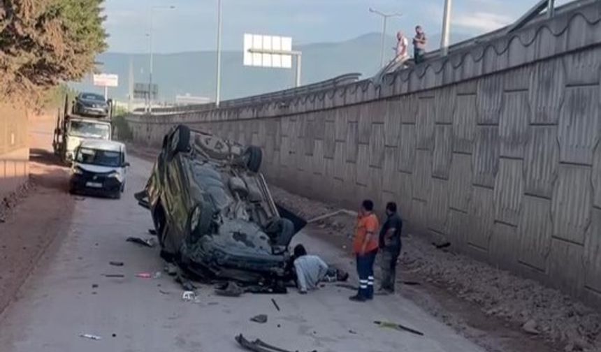 Hafif ticari araç 5 metre yükseklikten uçarak ters döndü: 2 yaralı