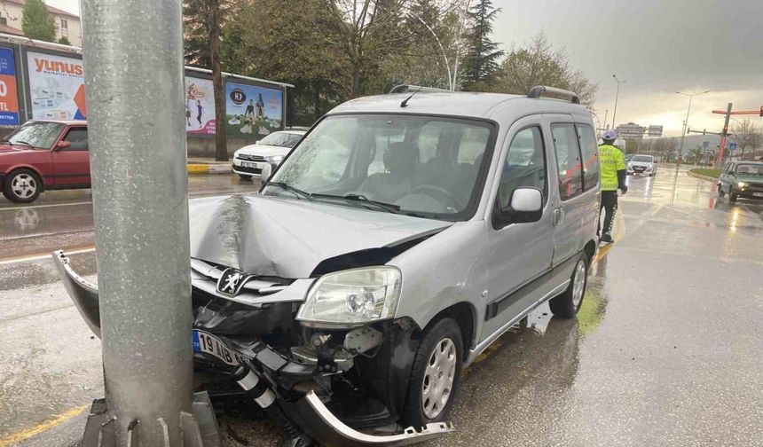 Hafif ticari araç direğe çarptı: 2 yaralı