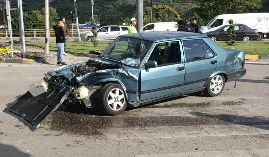 Hafif ticari araç otomobille çarpıştı: 2 yaralı