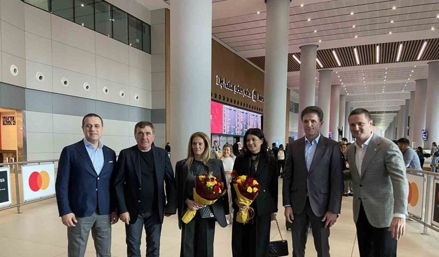 Hagi ile Popescu, İstanbul Havalimanı’nda çiçeklerle karşılandı