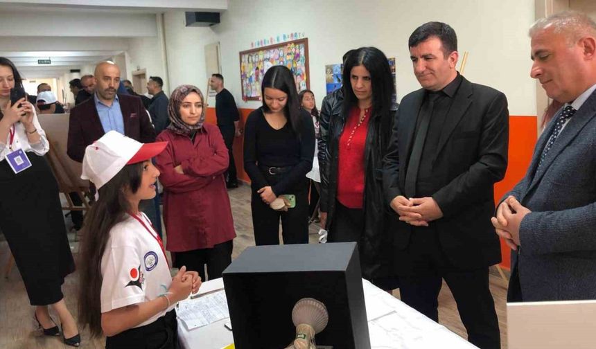 Hakkari SPK Ortaokulunda TÜBİTAK 4006 Fuarı’na büyük ilgi