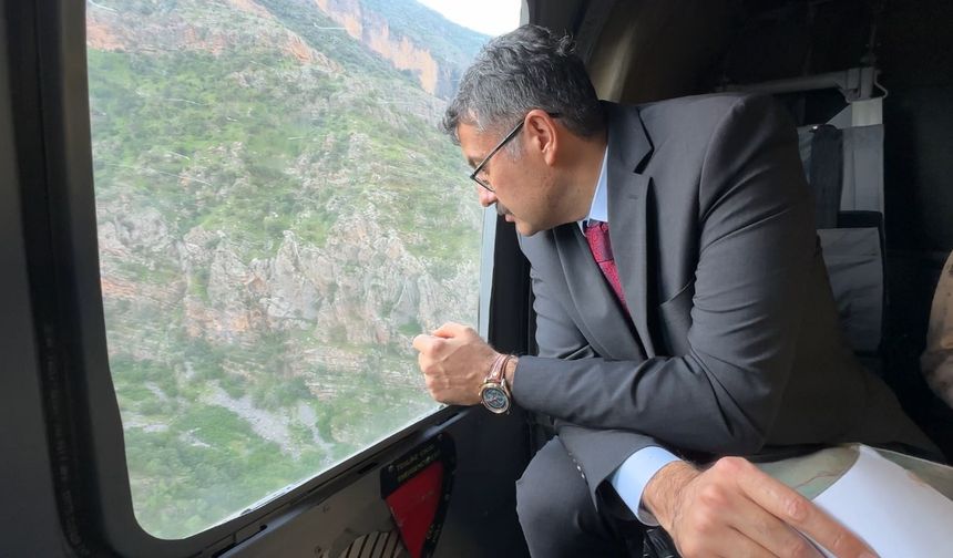Hakkari Valisi Çelik, derede kaybolan çocuğu arama çalışmalarını havadan inceledi