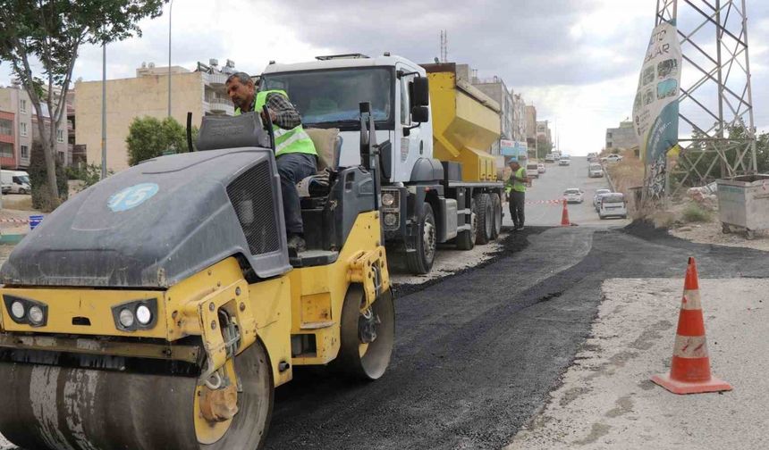 Haliliye’de yollar sıcak asfaltla yenileniyor