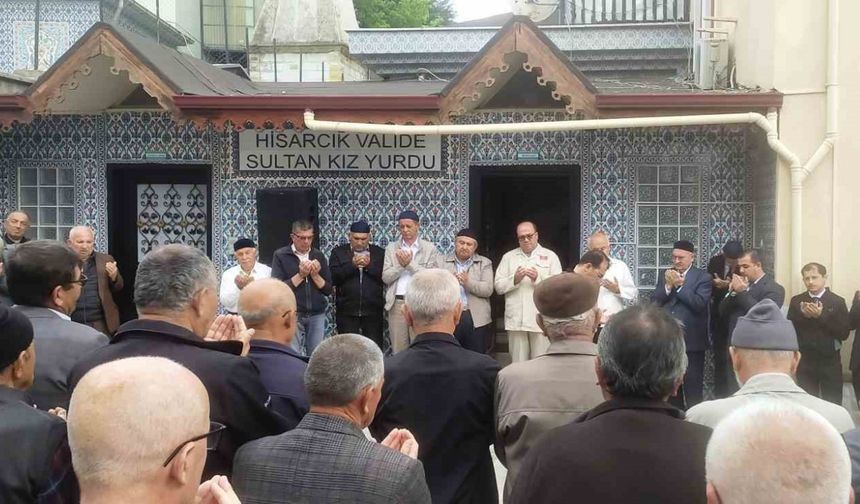 Hisarcık’tan hacı adayları dualarla uğurlandı