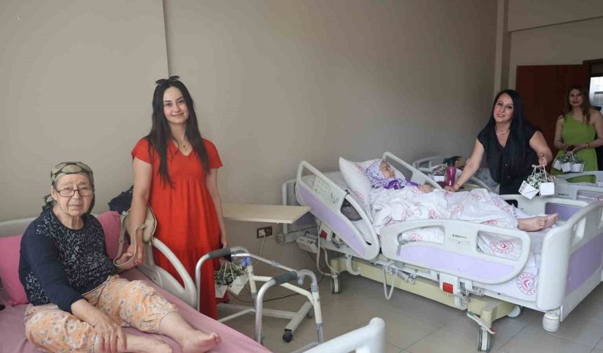 Huzurevinde Anneler Günü kutlaması