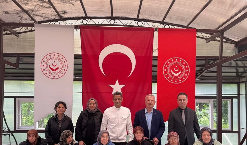 Huzurevinde renkli Anneler Günü etkinliği