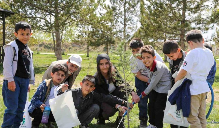 İlkokul öğrencileri iklim değişikliğine dikkat çekmek için fidan dikti