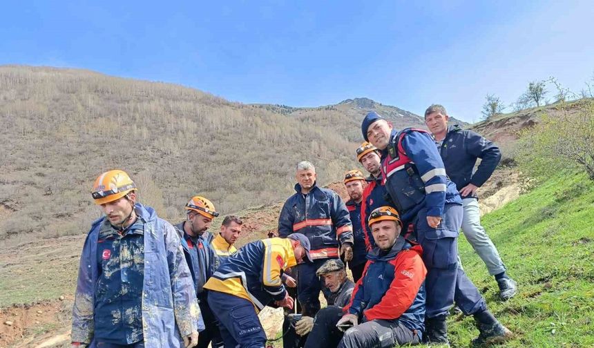 İneğiyle birlikte çamura saplanan vatandaşı AFAD ekipleri kurtardı