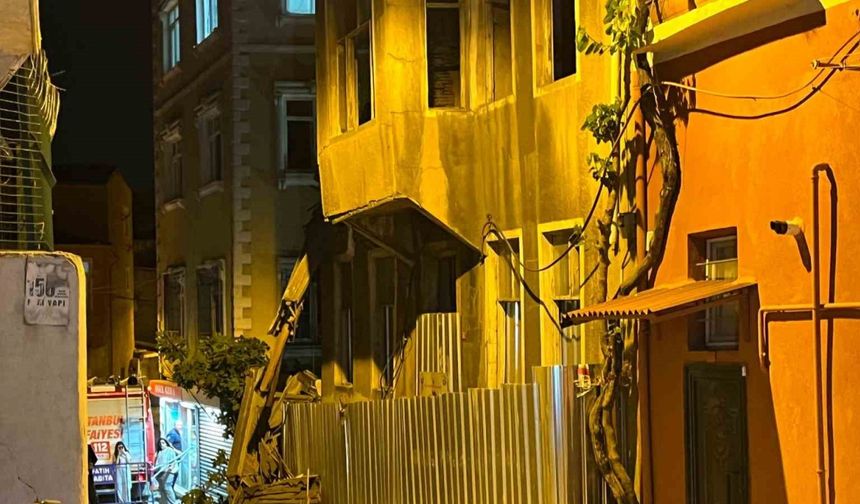 İstanbul Fatih Ayvansaray’da, metruk binada çökme meydana geldi. İhbar üzerine itfaiye, AFAD, UMKE ve sağlık ekipleri sevk edildi.