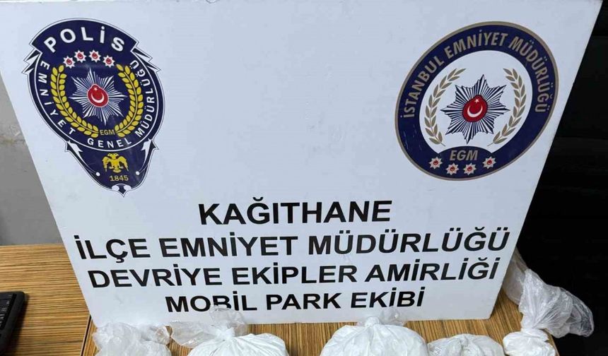 İstanbul’da metrobüs durağında uyuşturucu ticareti yapan 2 şüpheli yakalandı
