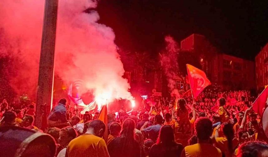 İzmir’de sarı-kırmızılı taraftarlar şampiyonluğu kutladı